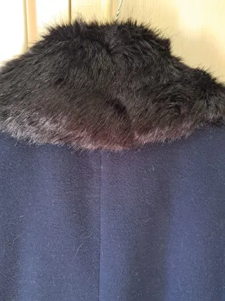 Cappotto blu con pelliccia sintetica removibile