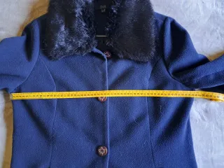 Cappotto blu con pelliccia sintetica removibile