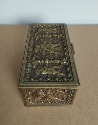 Antiguo Joyero de Bronce