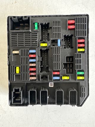 Caja de reles USM Renault Scenic 3 284B69009R