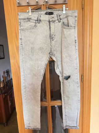 Pantalón vaquero Bershka desgastado