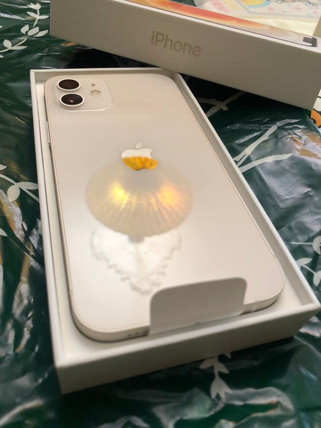 iPhone 12 + AirPods 3