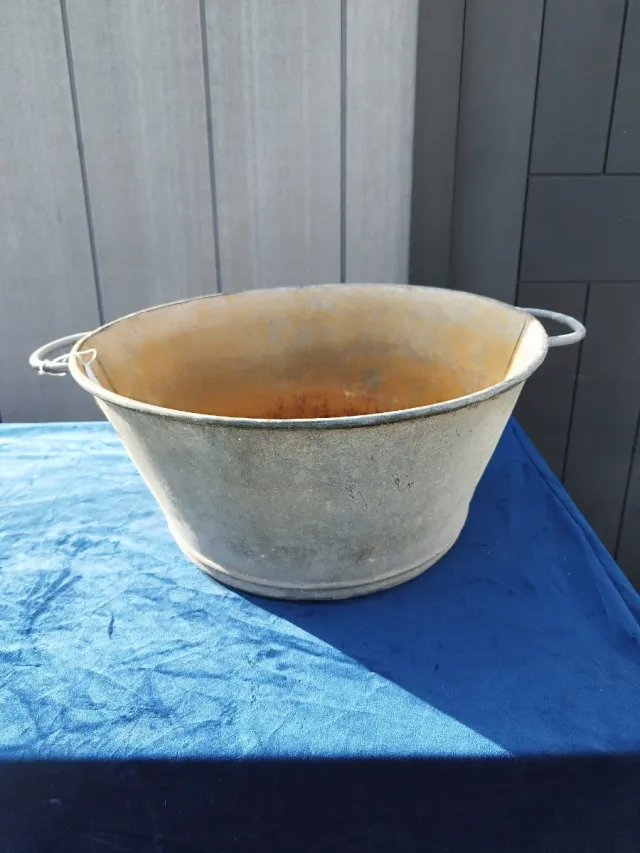 Secchio antico in zinco