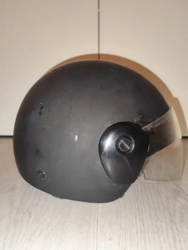 Casco moto nero con visiera da sostituire