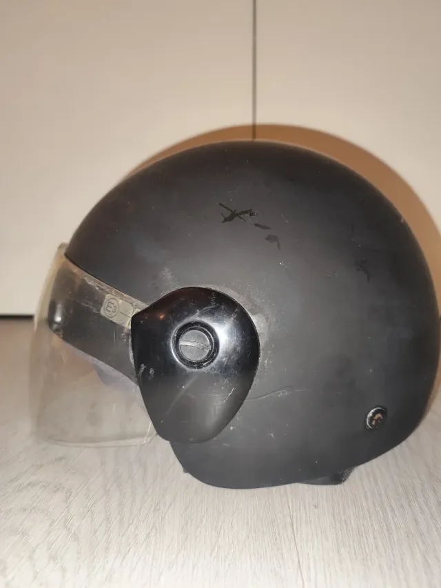 Casco moto nero con visiera da sostituire