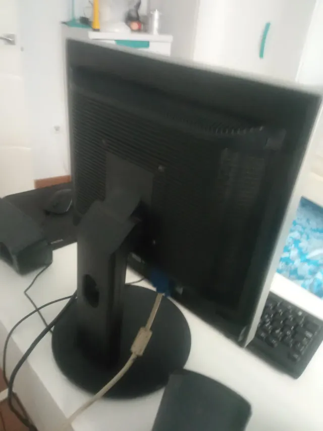 Ecrã preto da área de trabalho do PC a funcionar perfeitamente