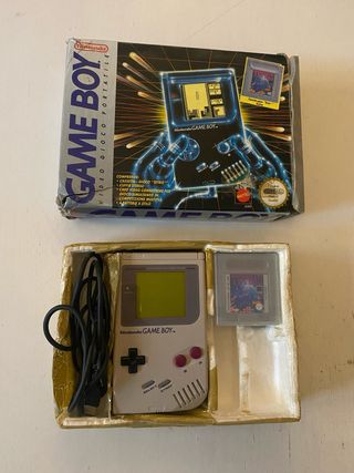 Nintendo Game Boy con Tetris e accessori