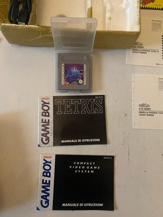 Nintendo Game Boy con Tetris e accessori