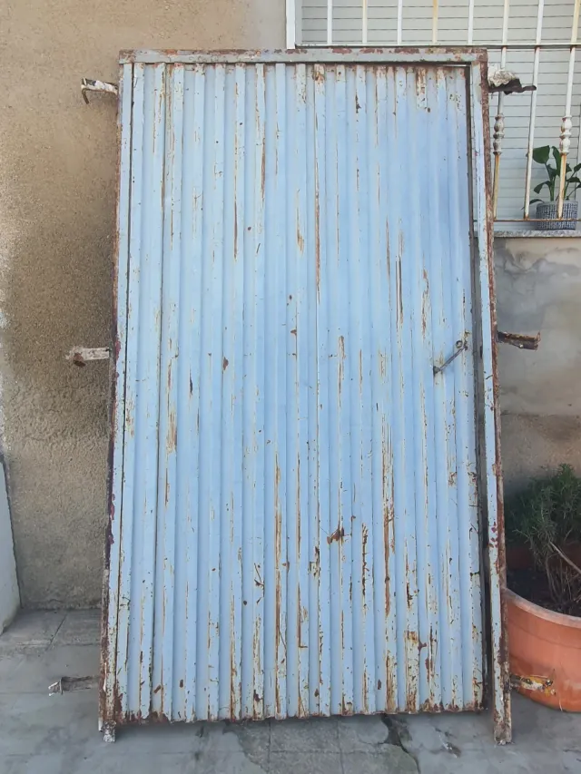 Puerta metálica industrial con marco incluido