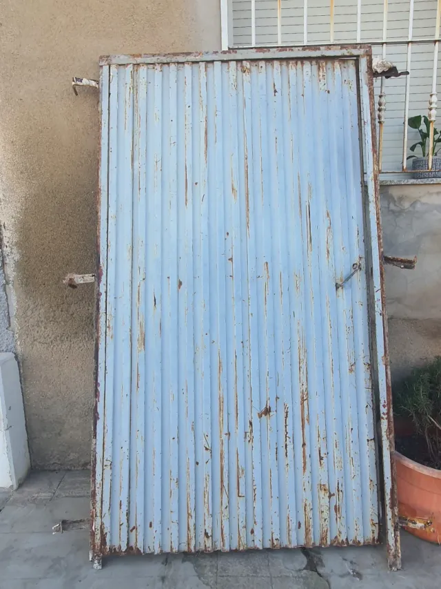 Puerta metálica industrial con marco incluido