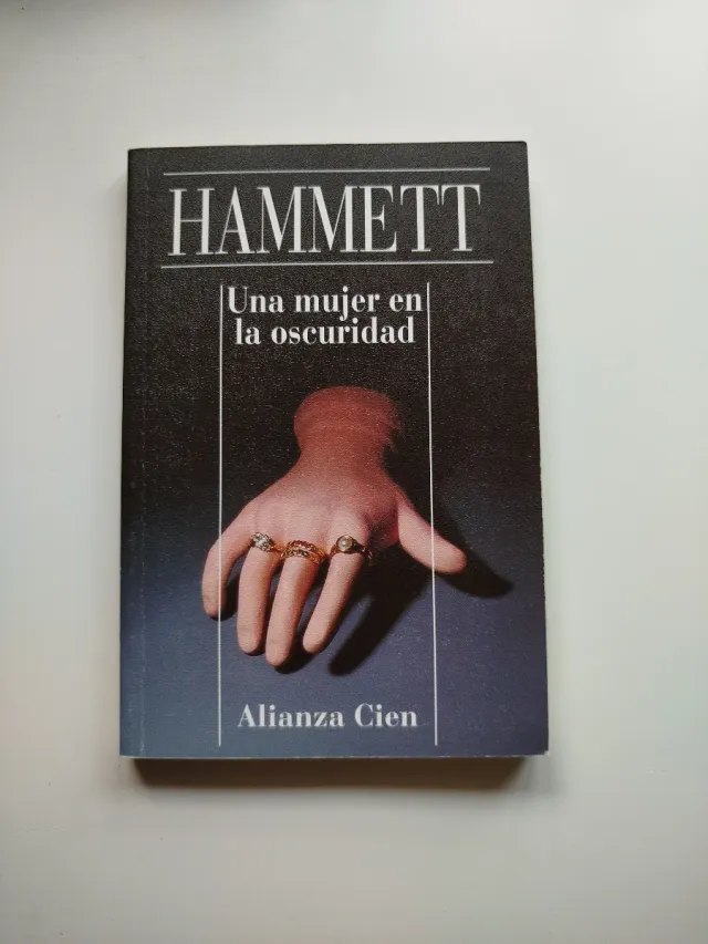 Una mujer en la oscuridad