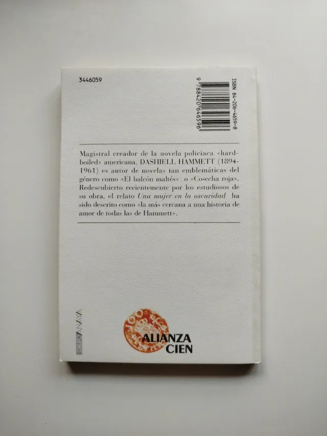 Una mujer en la oscuridad