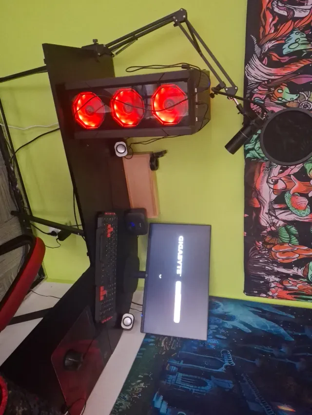 PC Gaming con luces LED rojas
