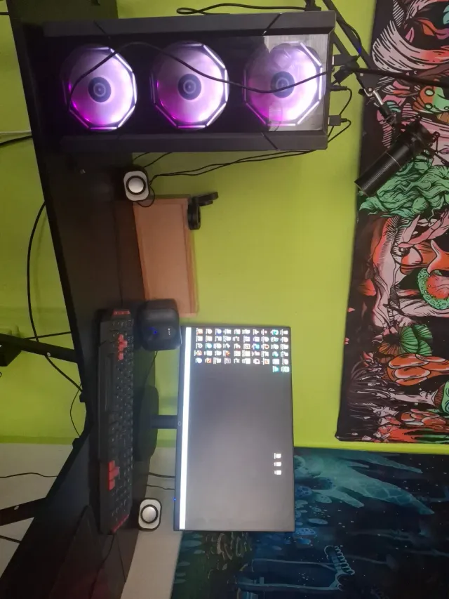 PC Gaming con luces LED rojas