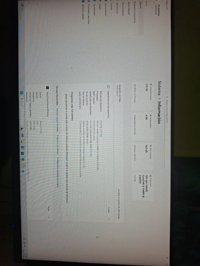 PC Gaming con luces LED rojas