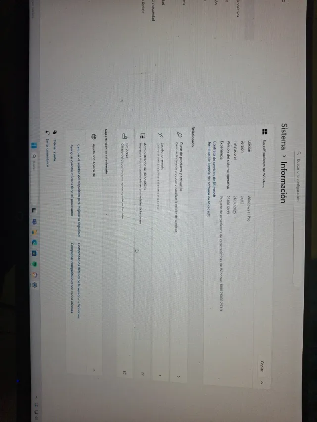 PC Gaming con luces LED rojas