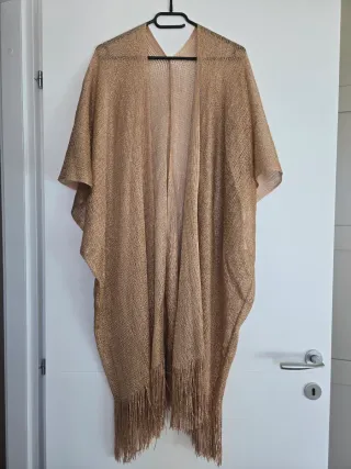 Coprispalle lungo dorato con frange