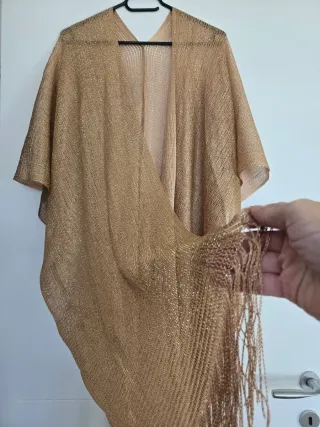 Coprispalle lungo dorato con frange