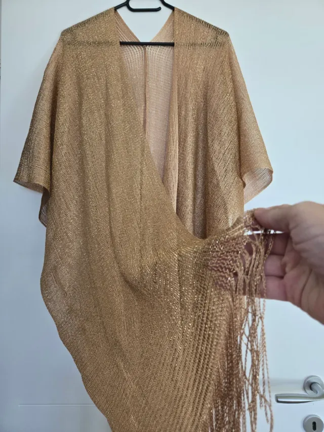 Coprispalle lungo dorato con frange