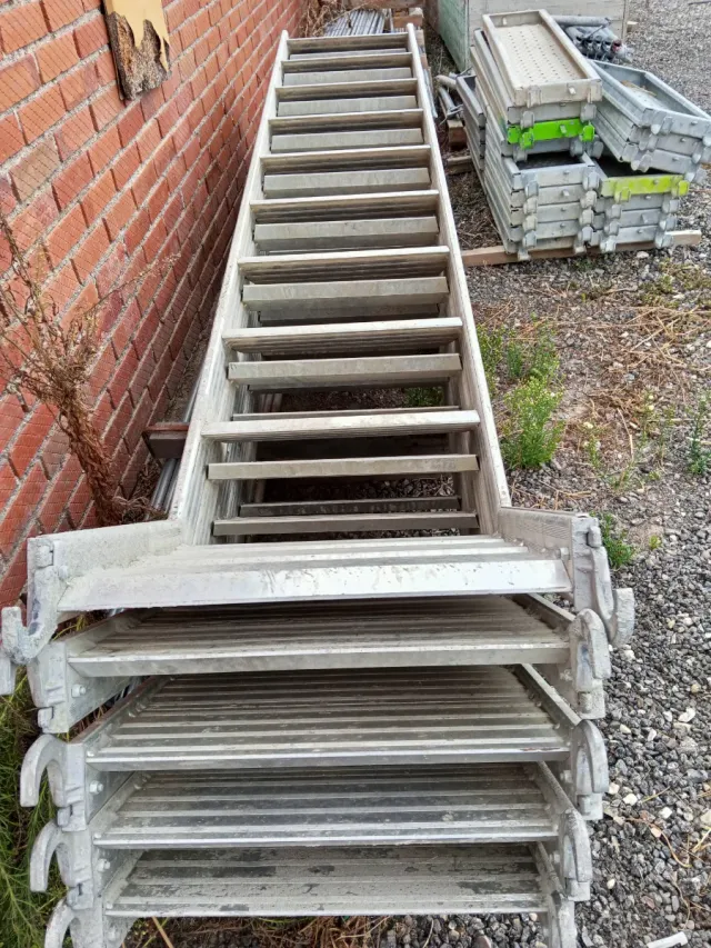 Escalera de aluminio plegable