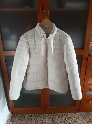 Cazadora acolchada beige y blanca