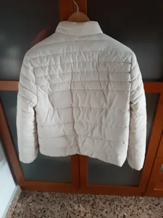 Cazadora acolchada beige y blanca