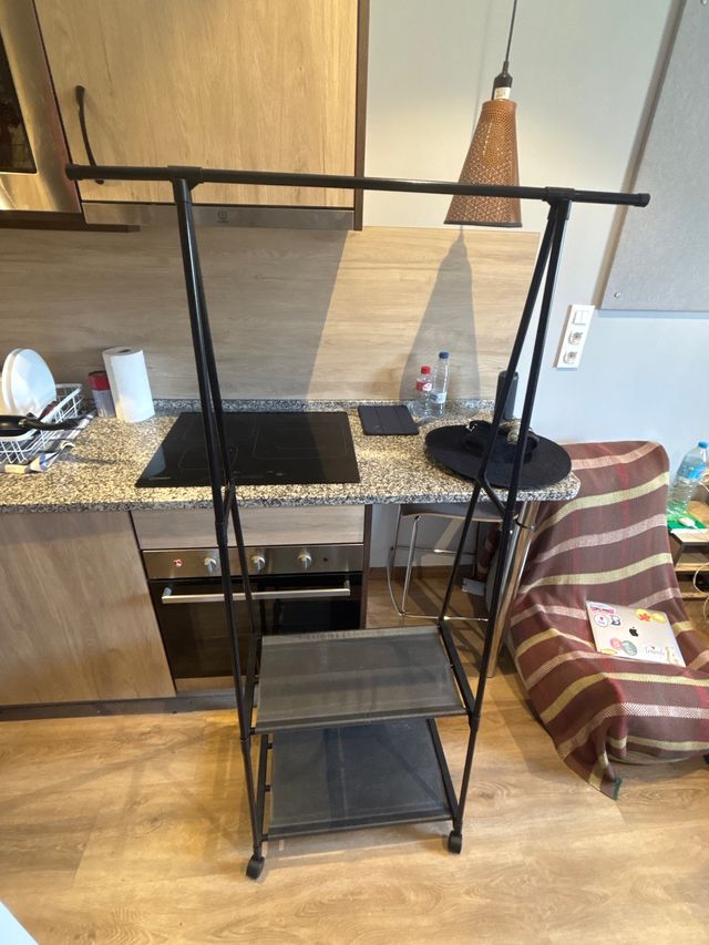 Perchero burro negro con ruedas