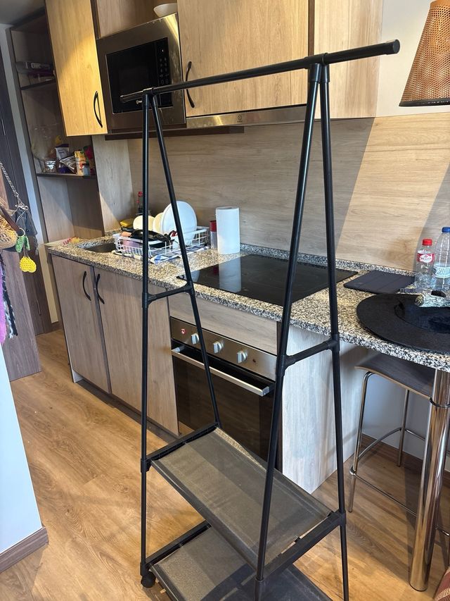 Perchero burro negro con ruedas