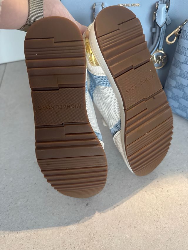 Conjunto Michael Kors: Zapatillas y Bolso