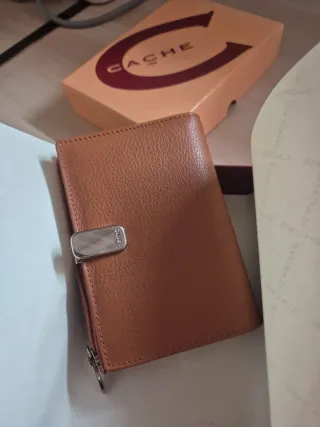 Cartera de piel nueva marca Cache