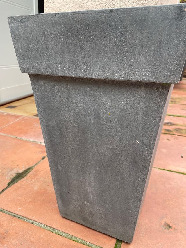 2 Tiestos de resina grises