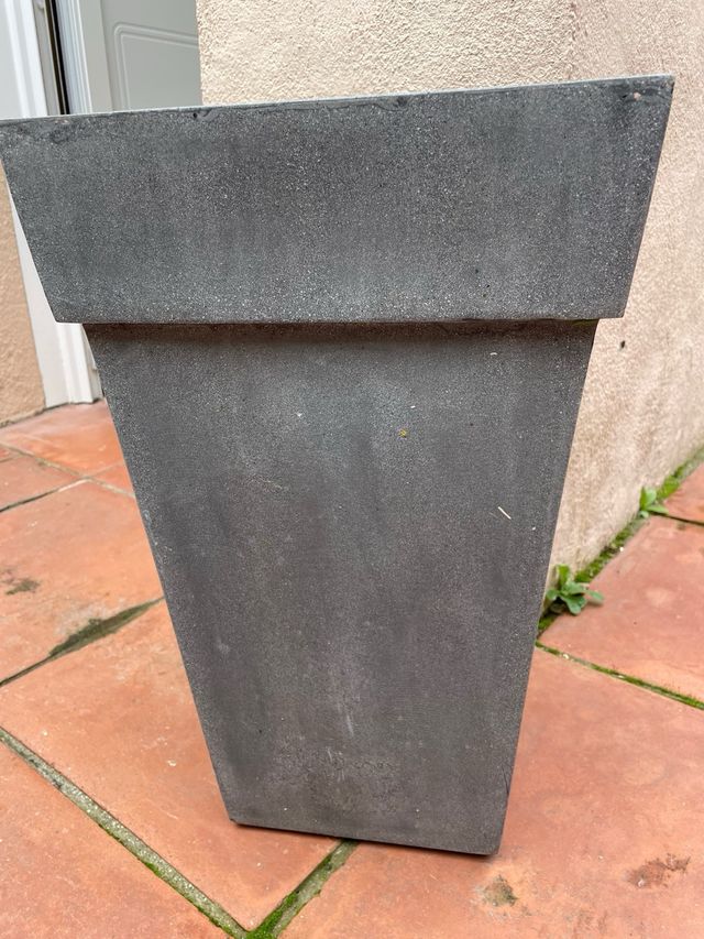 2 Tiestos de resina grises