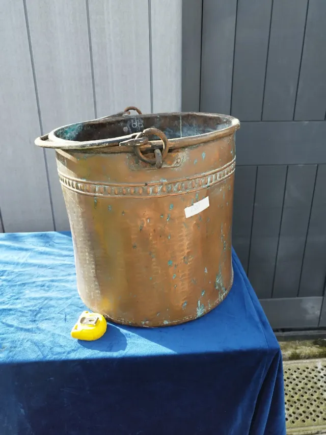 Vecchia grande pentola in rame