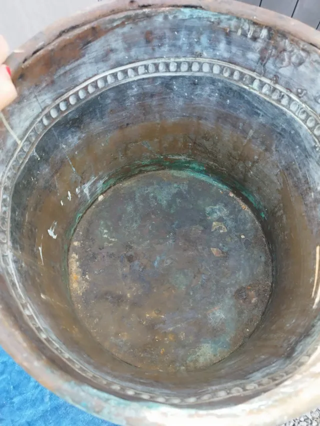 Vecchia grande pentola in rame