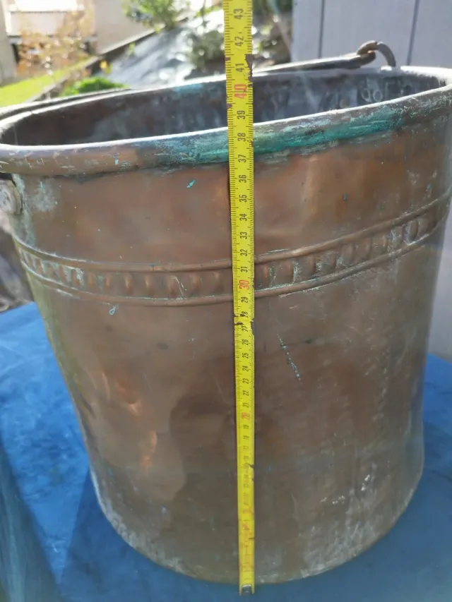 Antiguo perol de cobre grande