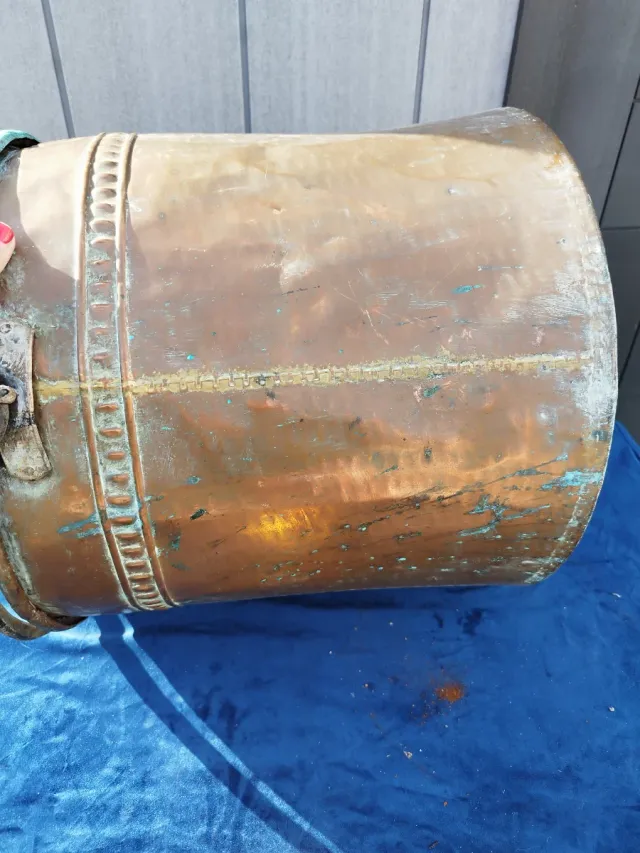 Antiguo perol de cobre grande