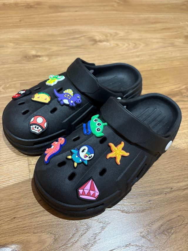 Crocs negros con adornos divertidos