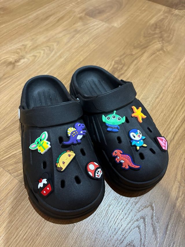 Crocs negros con adornos divertidos