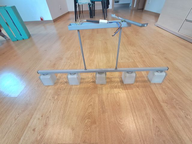 Lámpara de techo gris y transparente