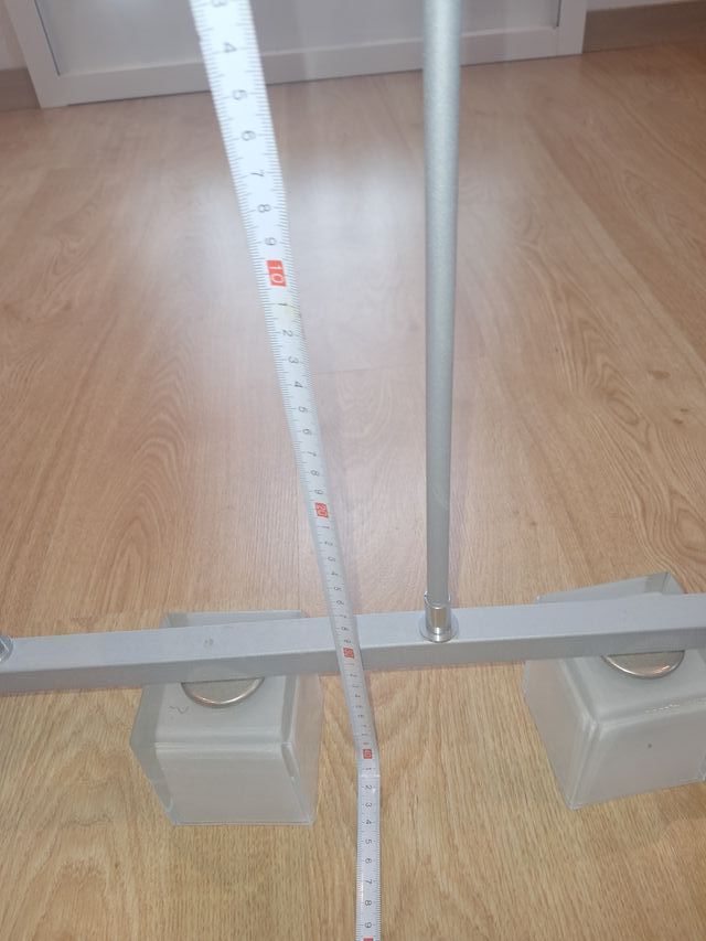 Lámpara de techo gris y transparente