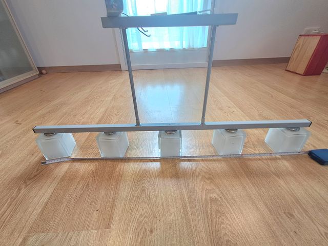 Lámpara de techo gris y transparente