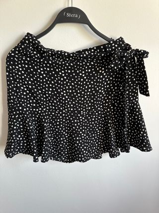 Falda negra con lunares blancos