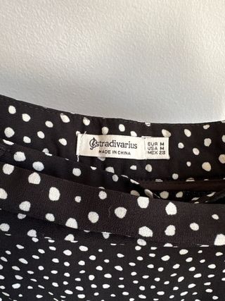 Falda negra con lunares blancos