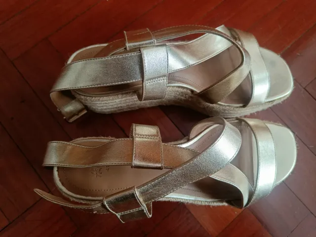 Sandalias doradas esparto