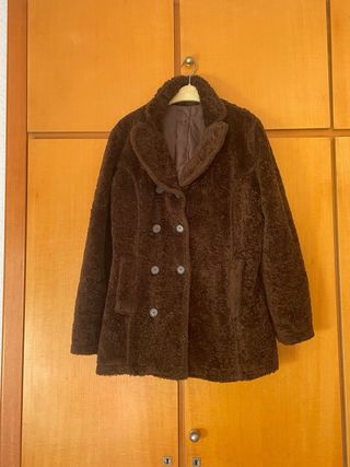 Abrigo marrón de pelo sintético