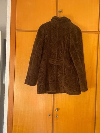 Abrigo marrón de pelo sintético