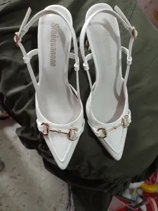 Zapatos blancos Sinequanone tacón dorado