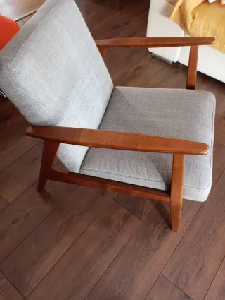 Perfetta poltrona retrò in legno e tessuto grigio