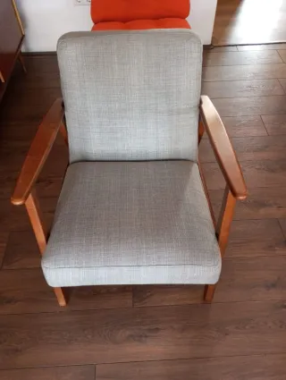 Perfetta poltrona retrò in legno e tessuto grigio