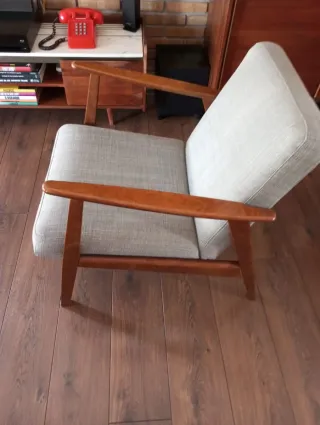 Perfetta poltrona retrò in legno e tessuto grigio